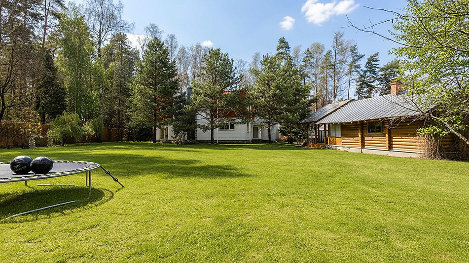 Дом с бассейном в поселке Новинки