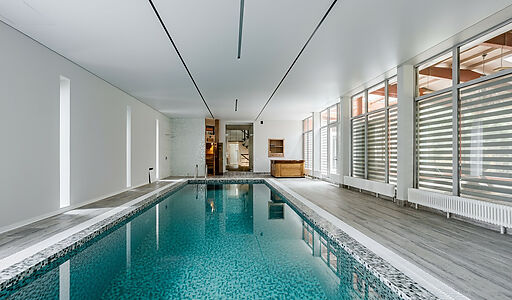 Дом с бассейном в поселке Новинки