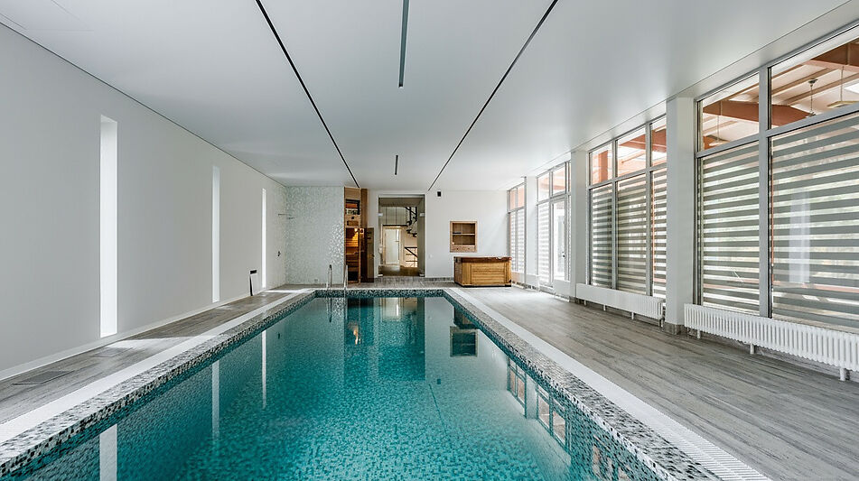 Дом с бассейном в поселке Новинки