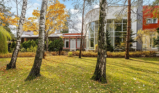 Дом с бассейном в поселке Новинки