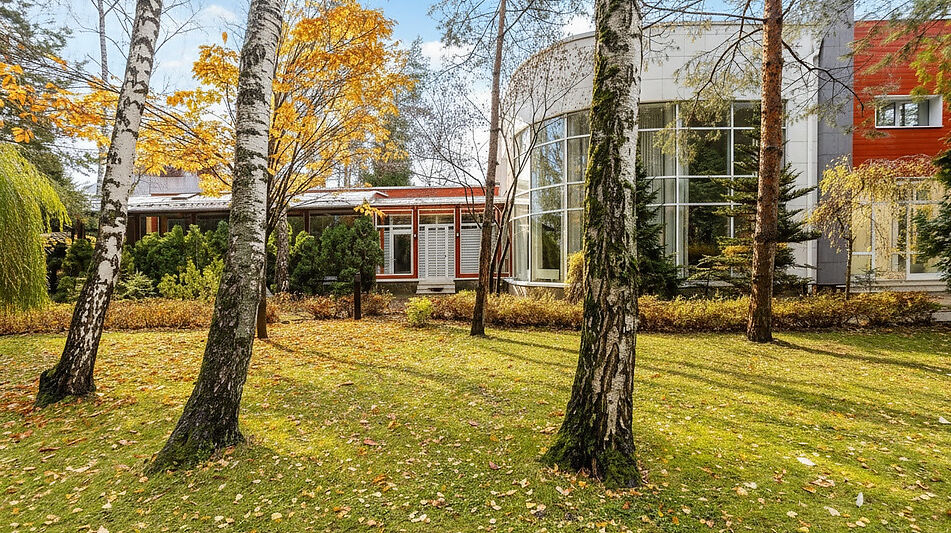 Дом с бассейном в поселке Новинки