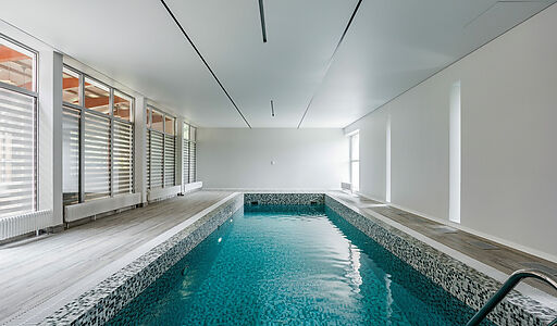 Дом с бассейном в поселке Новинки