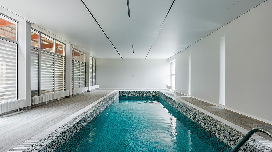 Дом с бассейном в поселке Новинки