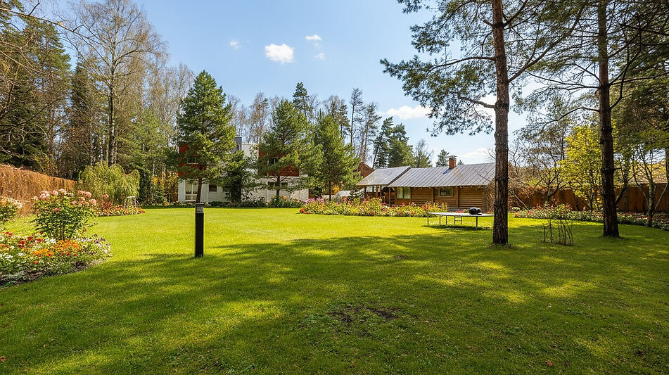 Дом с бассейном в поселке Новинки