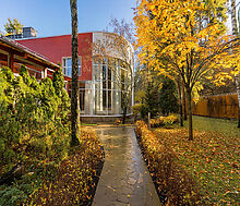 Дом с бассейном в поселке Новинки