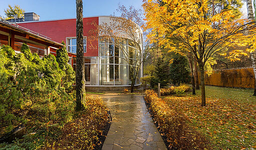 Дом с бассейном в поселке Новинки