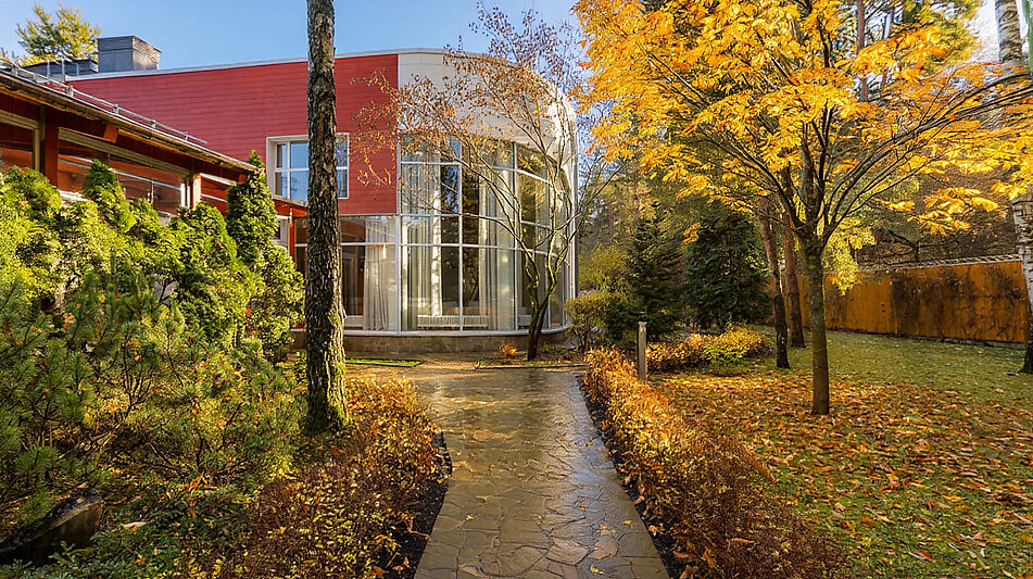 Дом с бассейном в поселке Новинки