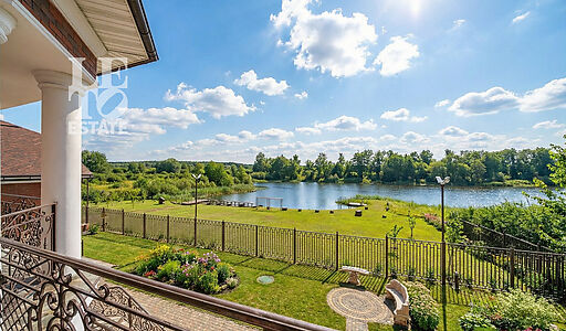 Резиденция на 1 линии в КП Аврора