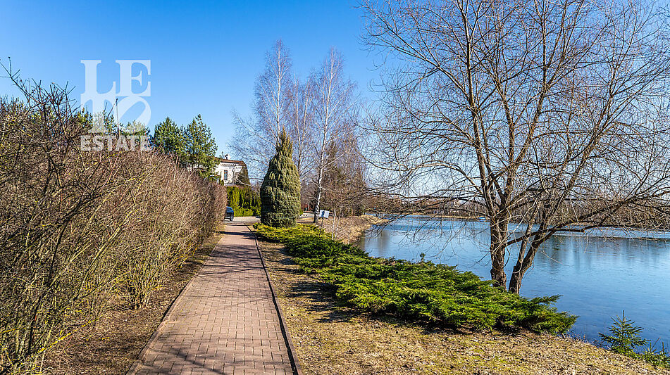 Дом с видом на озеро.