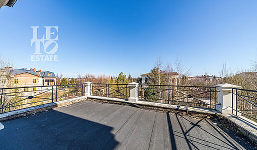 Дом с видом на озеро.