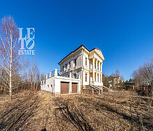 Дом с видом на озеро.