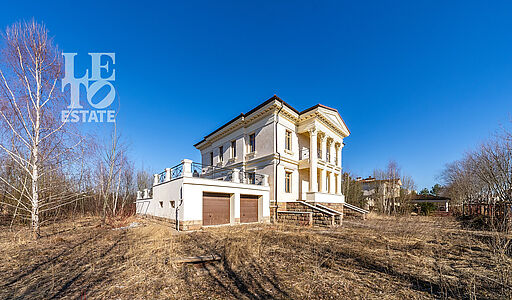 Дом с видом на озеро.