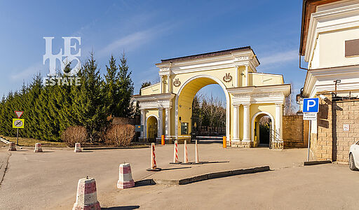 Дом с видом на озеро.