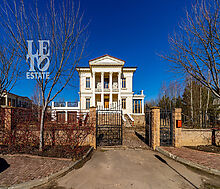 Дом с видом на озеро.