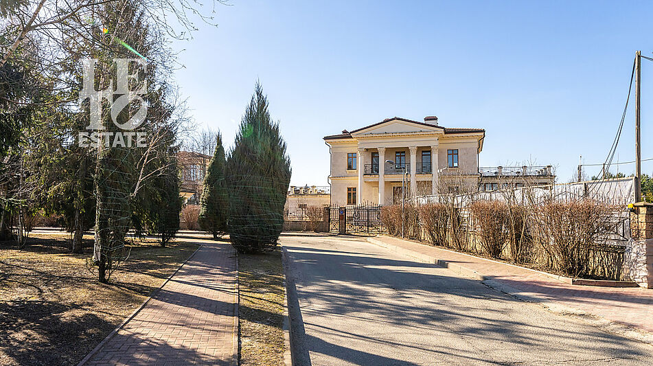 Дом с видом на озеро КП Монолит.