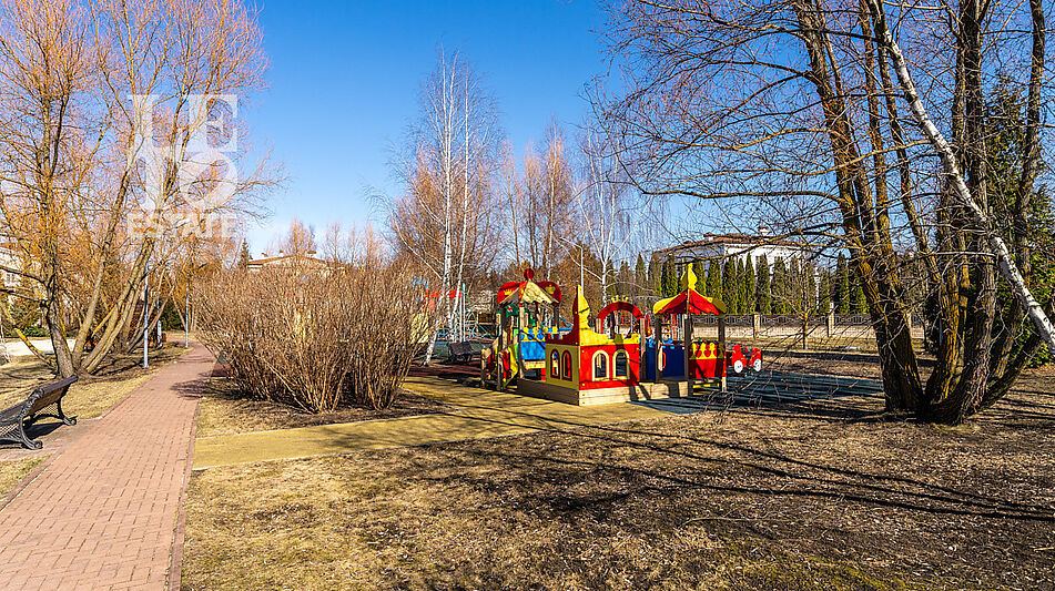 Дом с видом на озеро КП Монолит.