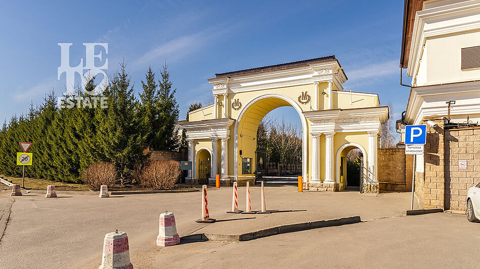 Дом с видом на озеро КП Монолит.