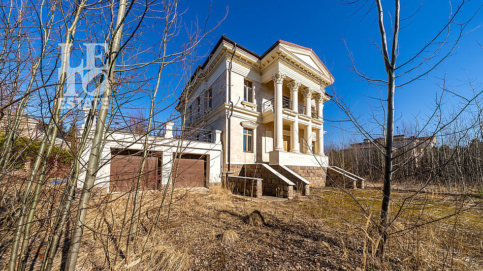 Дом с видом на озеро КП Монолит.