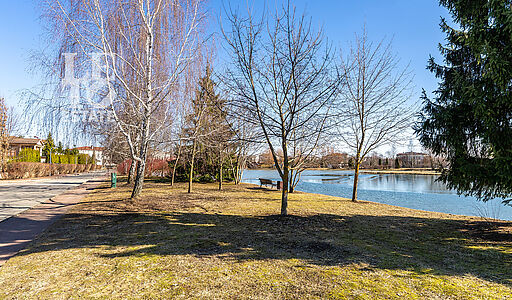 Дом с видом на озеро КП Монолит.