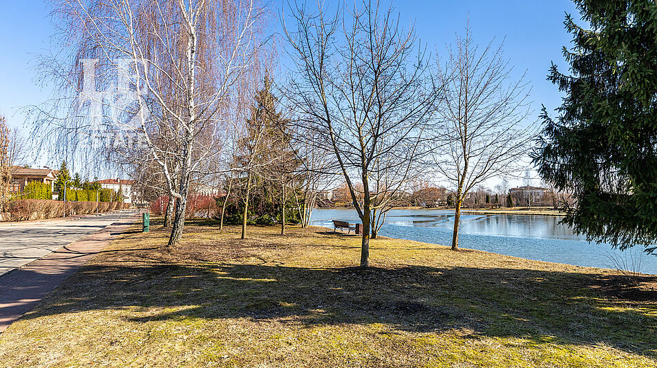 Дом с видом на озеро КП Монолит.