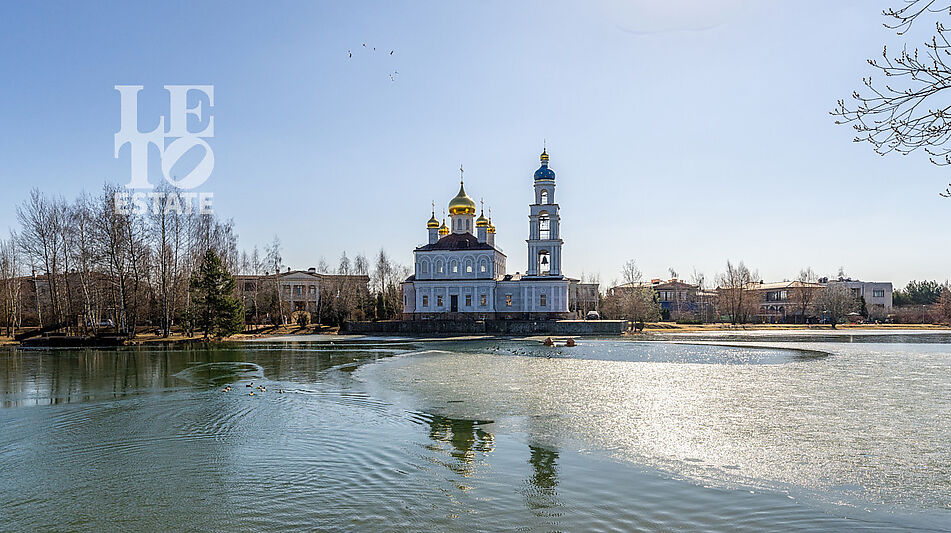 Дом с видом на озеро КП Монолит.