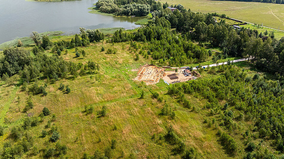 Участок в первой линии от воды
