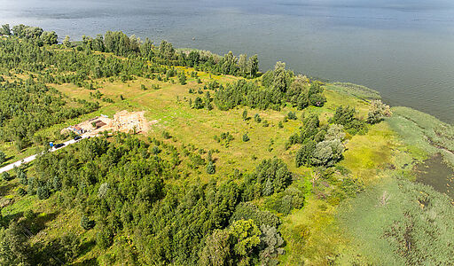 Участок в первой линии от воды