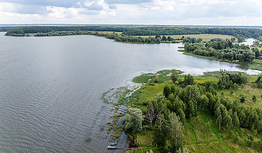 Участок в первой линии от воды
