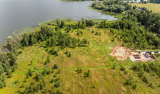 Участок в первой линии от воды