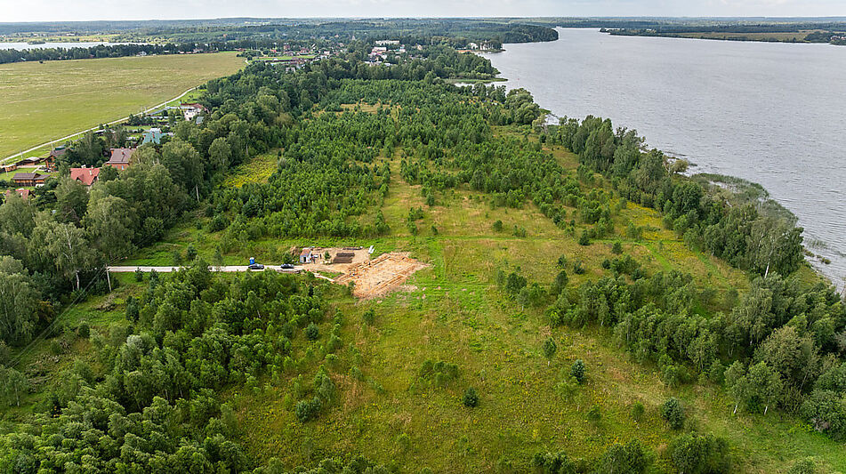 Участок в первой линии от воды