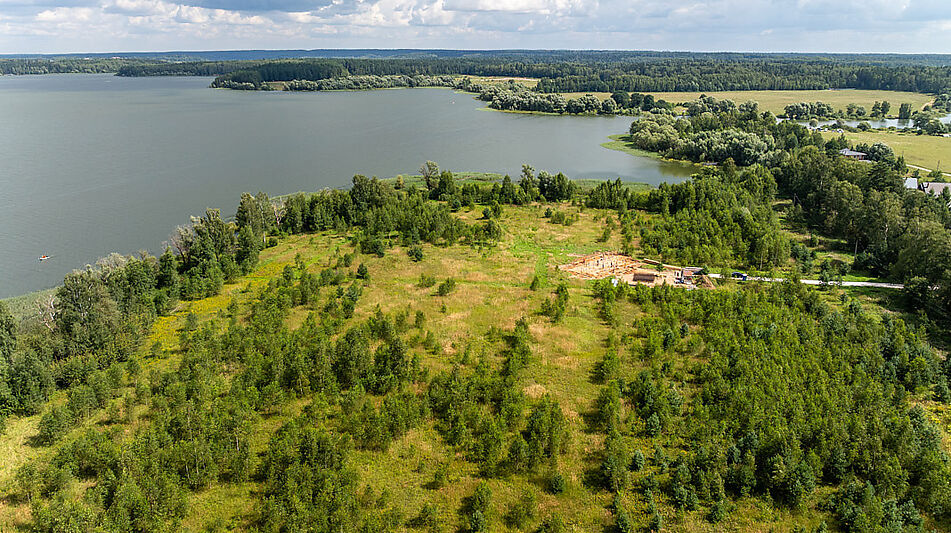 Участок в первой линии от воды