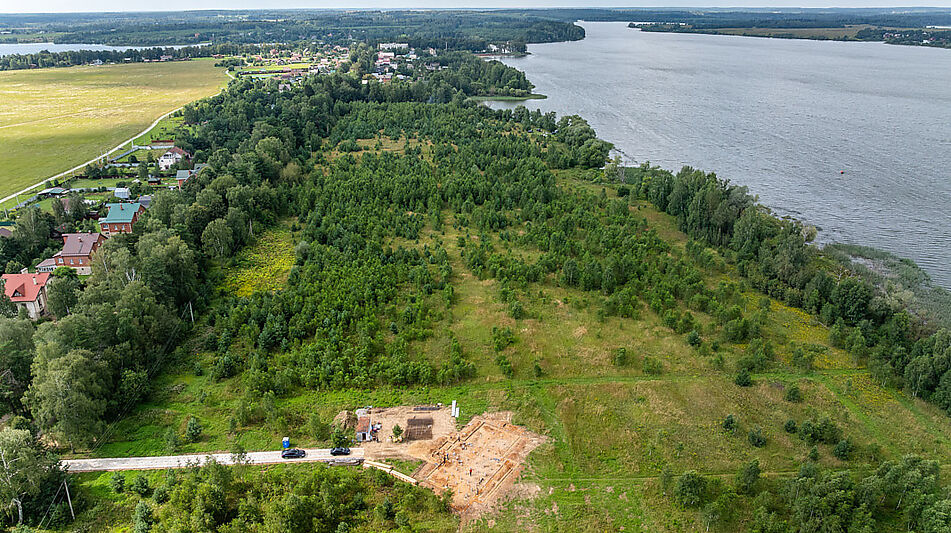 Участок в первой линии от воды