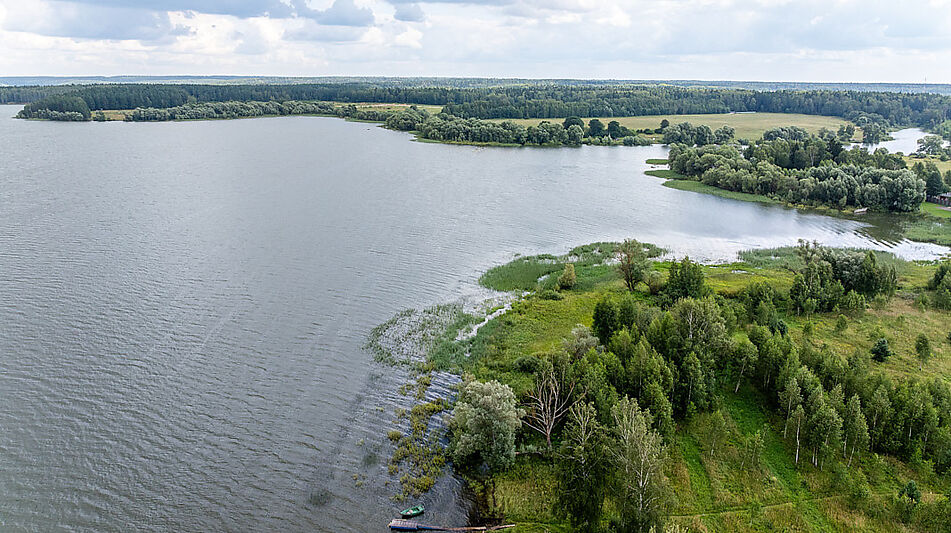 Участок в первой линии от воды