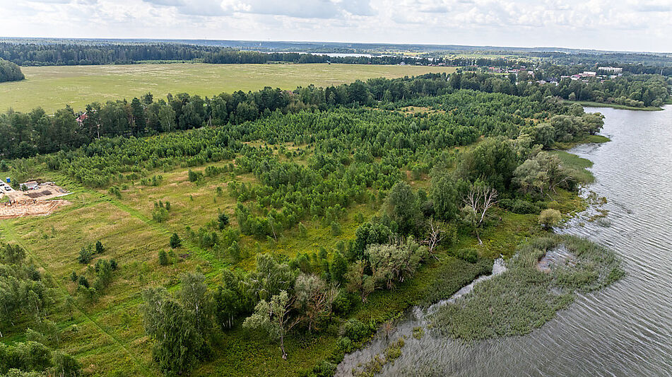 Участок в первой линии от воды