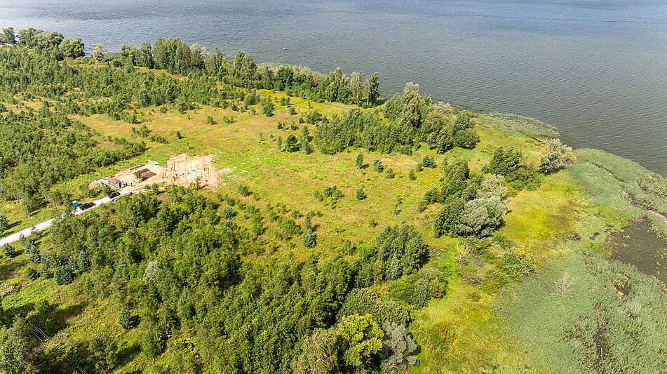 Участок в первой линии от воды