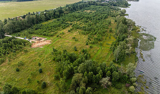 Участок в первой линии от воды