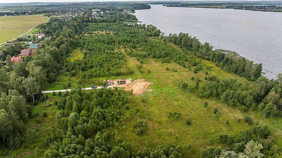 Участок в первой линии от воды