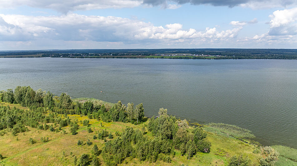 Участок в первой линии от воды