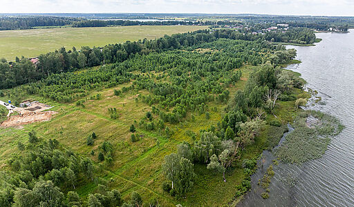 Участок в первой линии от воды