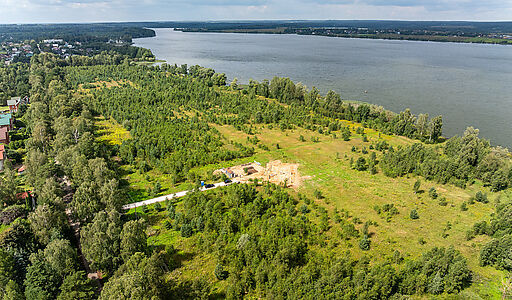 Участок в первой линии от воды