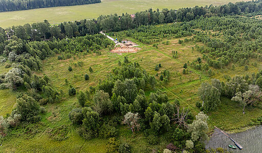 Участок в первой линии от воды