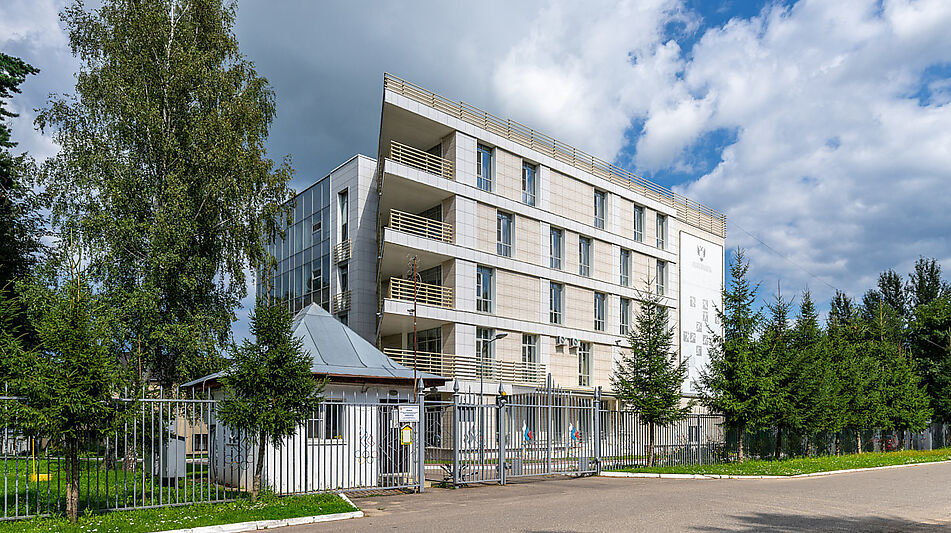 Участок в первой линии от воды