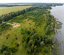 Участок в первой линии от воды