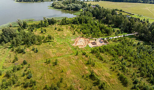 Участок в первой линии от воды