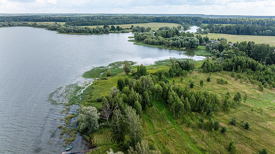 Участок в первой линии от воды