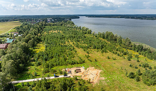 Участок в первой линии от воды