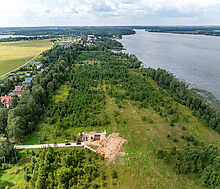 Участок в первой линии от воды