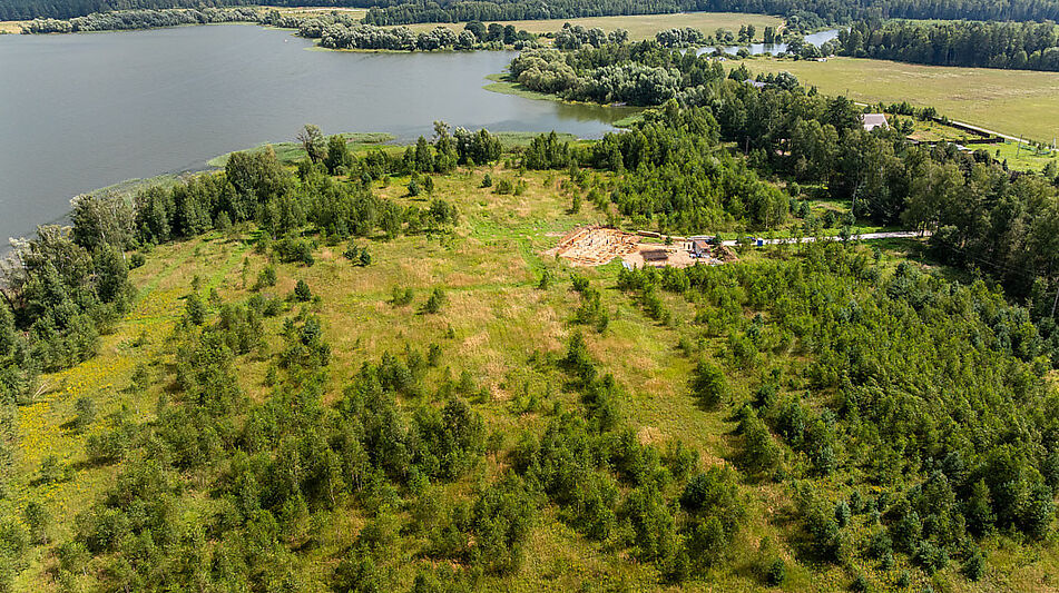 Участок в первой линии от воды