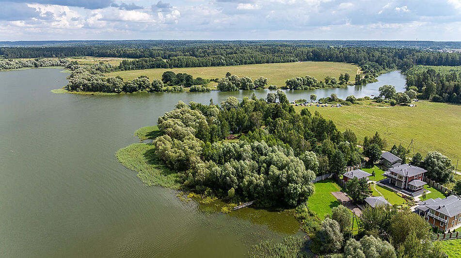 Участок в первой линии от воды