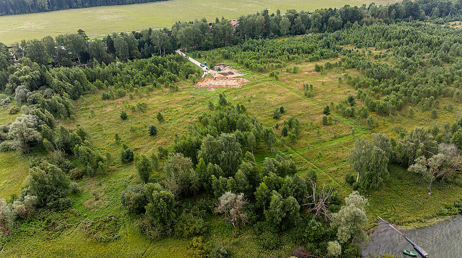 Участок в первой линии от воды